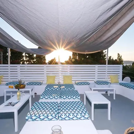 Ammoudi Hotel
