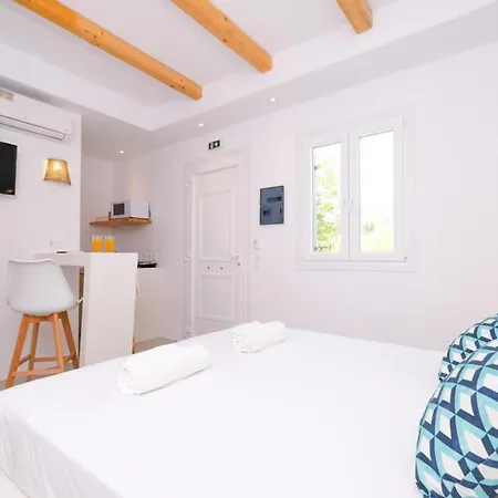 Ammoudi Hotel