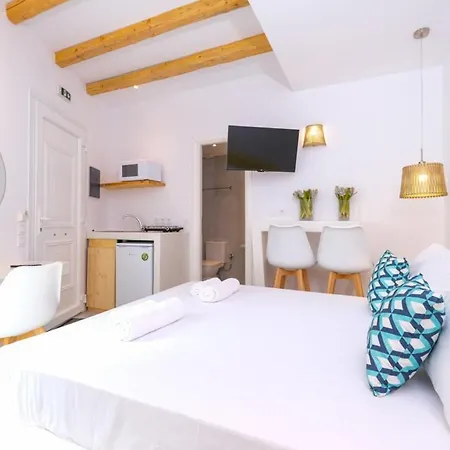 Ammoudi Hotel *